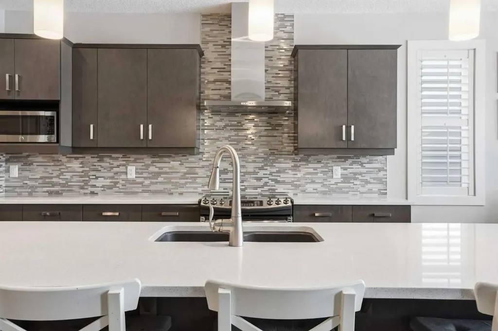 1915 77 Street SW Edmonton AB T6X 1V9