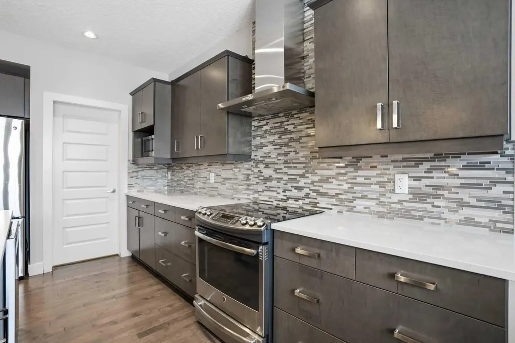 1915 77 Street SW Edmonton AB T6X 1V9