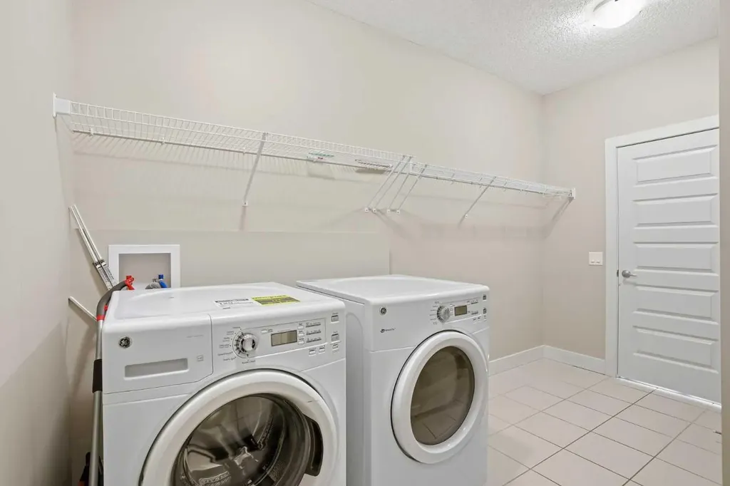 1915 77 Street SW Edmonton AB T6X 1V9