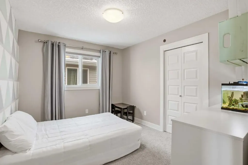1915 77 Street SW Edmonton AB T6X 1V9