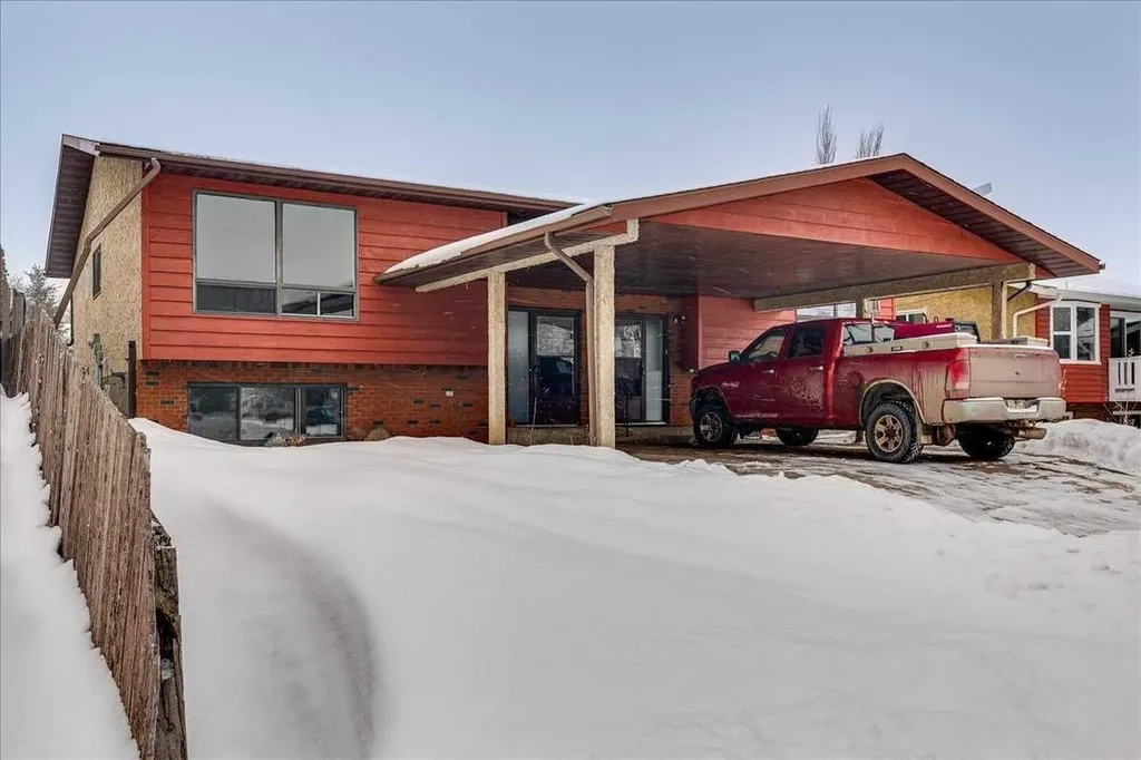 5219 & 5221 41 Street Innisfail AB T4G1G3