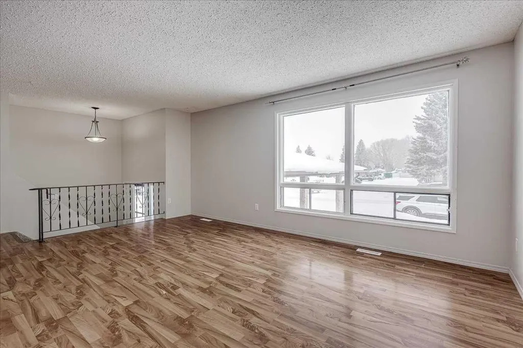 5219 & 5221 41 Street Innisfail AB T4G1G3