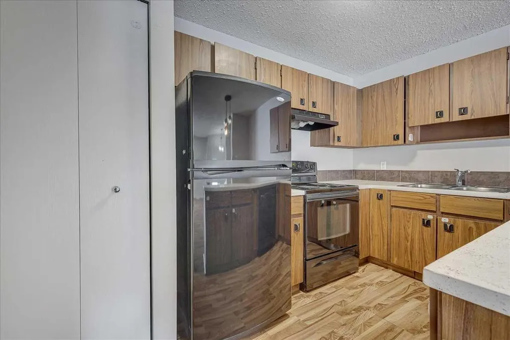 5219 & 5221 41 Street Innisfail AB T4G1G3