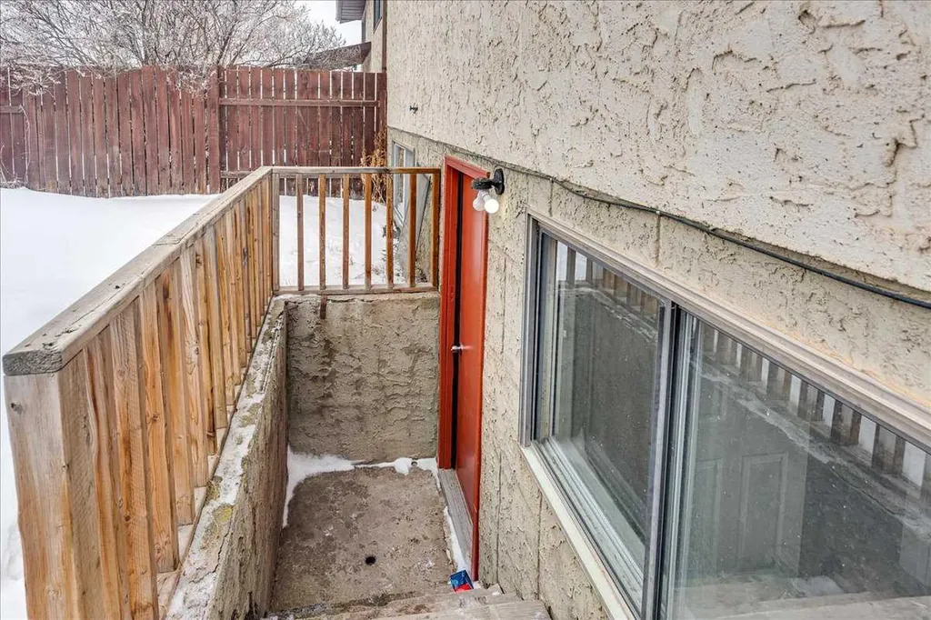 5219 & 5221 41 Street Innisfail AB T4G1G3