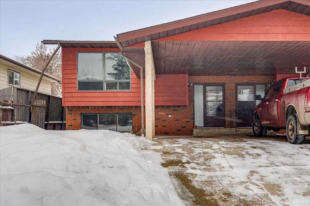 5219 & 5221 41 Street Innisfail AB T4G1G3