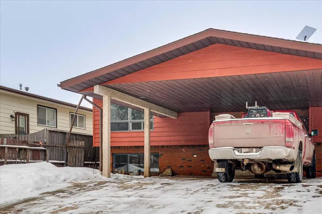 5219 & 5221 41 Street Innisfail AB T4G1G3