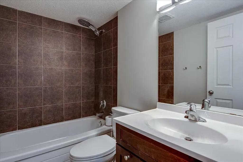 5219 & 5221 41 Street Innisfail AB T4G1G3
