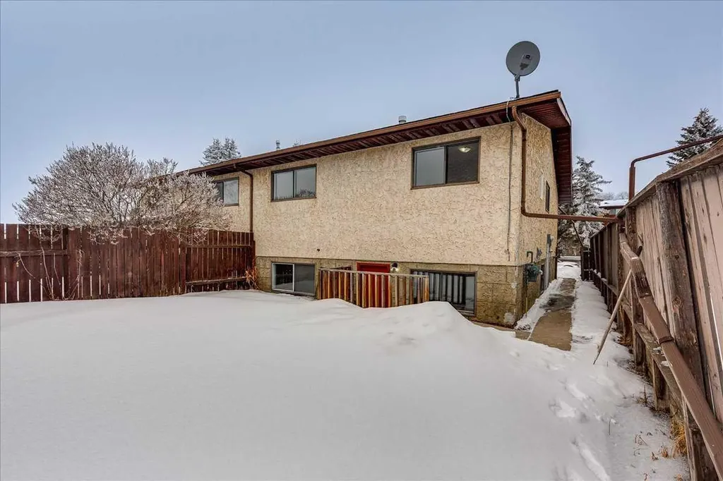 5219 & 5221 41 Street Innisfail AB T4G1G3