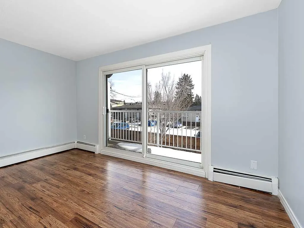 4328 75 Street NW Calgary AB T3B 2M8