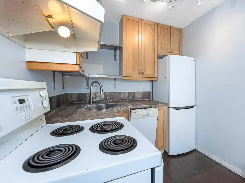 4328 75 Street NW Calgary AB T3B 2M8