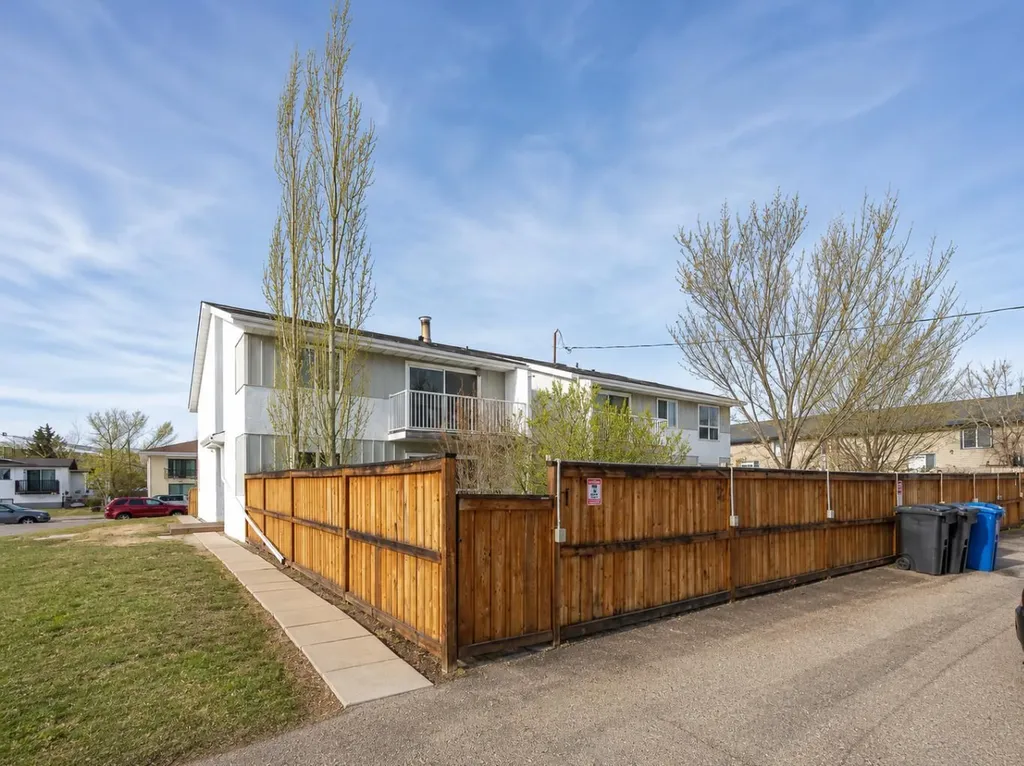 4328 75 Street NW Calgary AB T3B 2M8