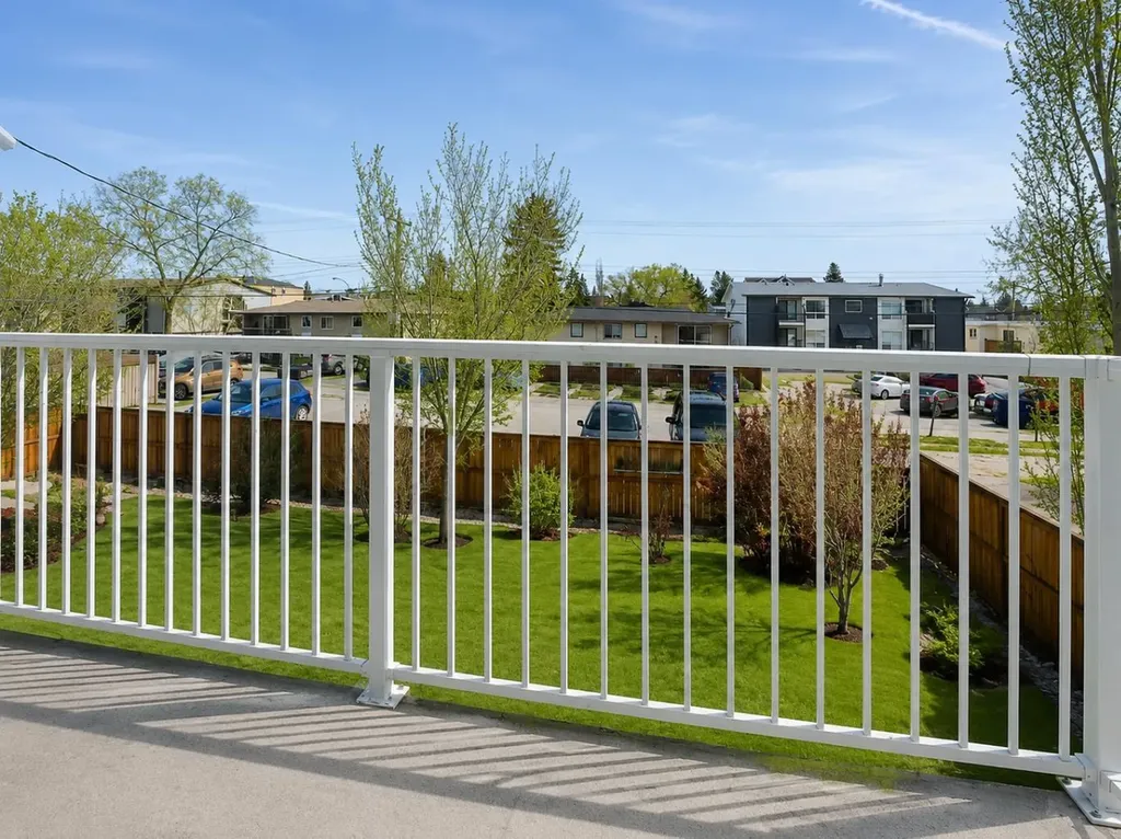 4328 75 Street NW Calgary AB T3B 2M8