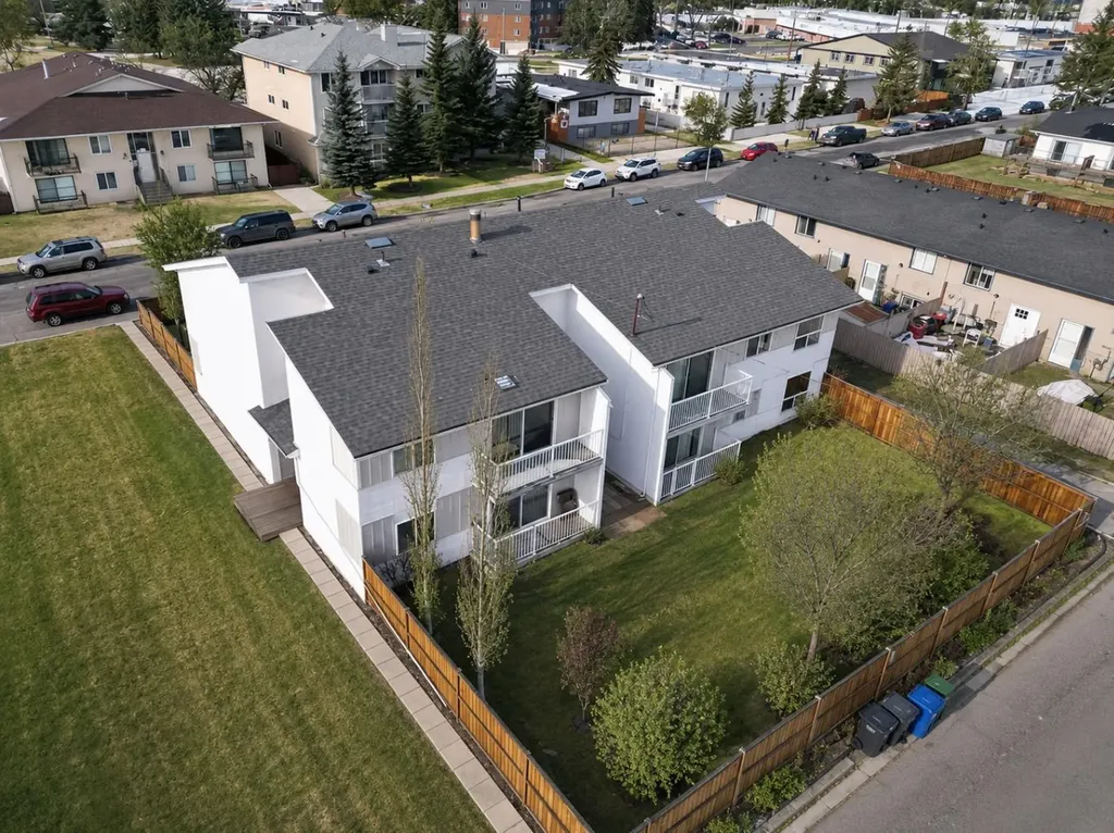 4328 75 Street NW Calgary AB T3B 2M8