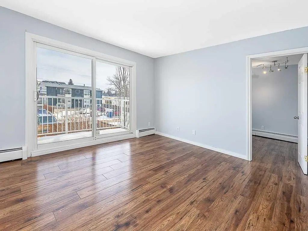4328 75 Street NW Calgary AB T3B 2M8