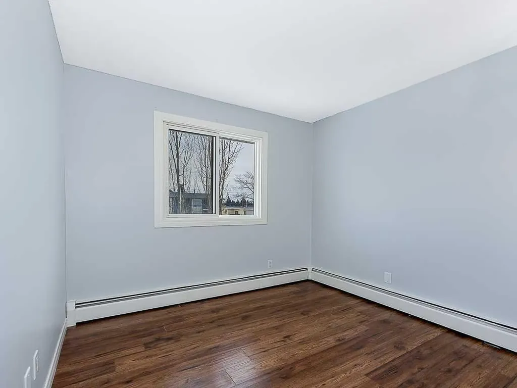 4328 75 Street NW Calgary AB T3B 2M8