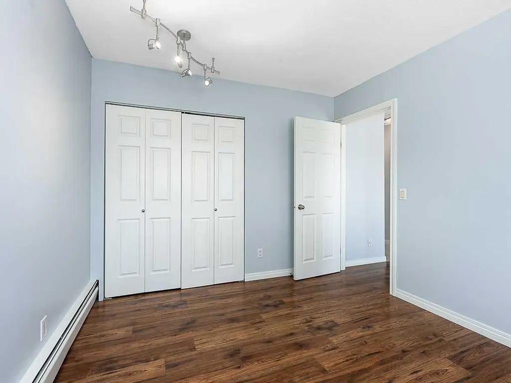 4328 75 Street NW Calgary AB T3B 2M8