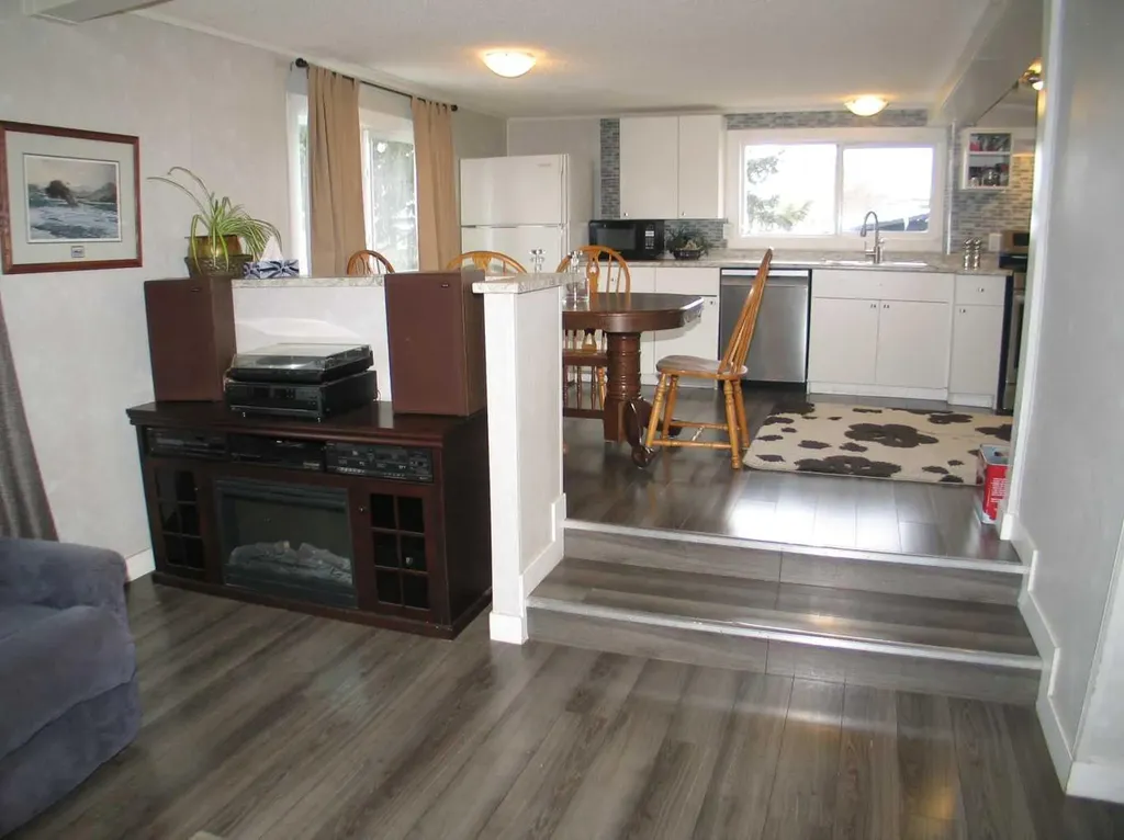 3223 83 Street NW Calgary AB t3b 5n1