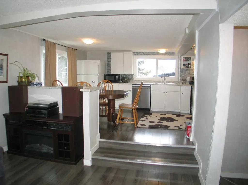 3223 83 Street NW Calgary AB t3b 5n1