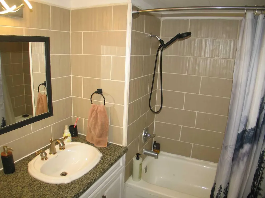 3223 83 Street NW Calgary AB t3b 5n1