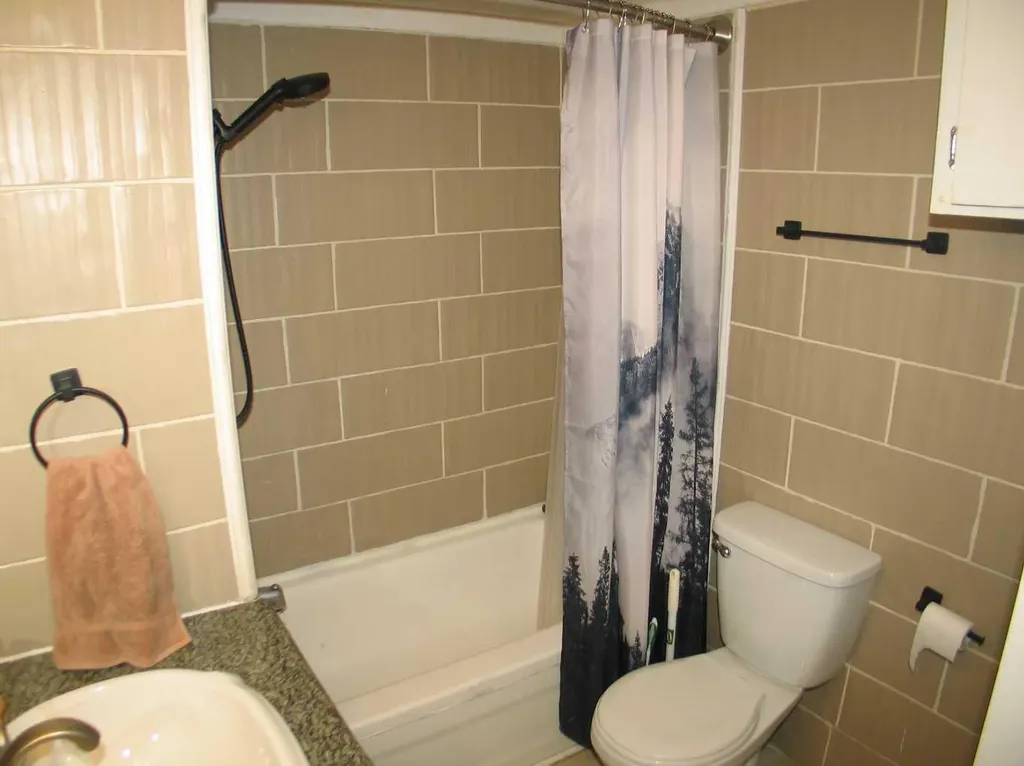 3223 83 Street NW Calgary AB t3b 5n1