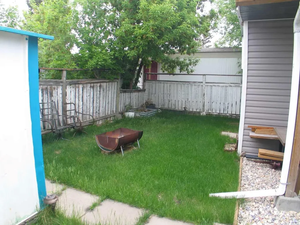 3223 83 Street NW Calgary AB t3b 5n1