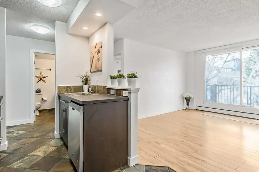 2220 16a Street W Calgary AB T2T 4K2