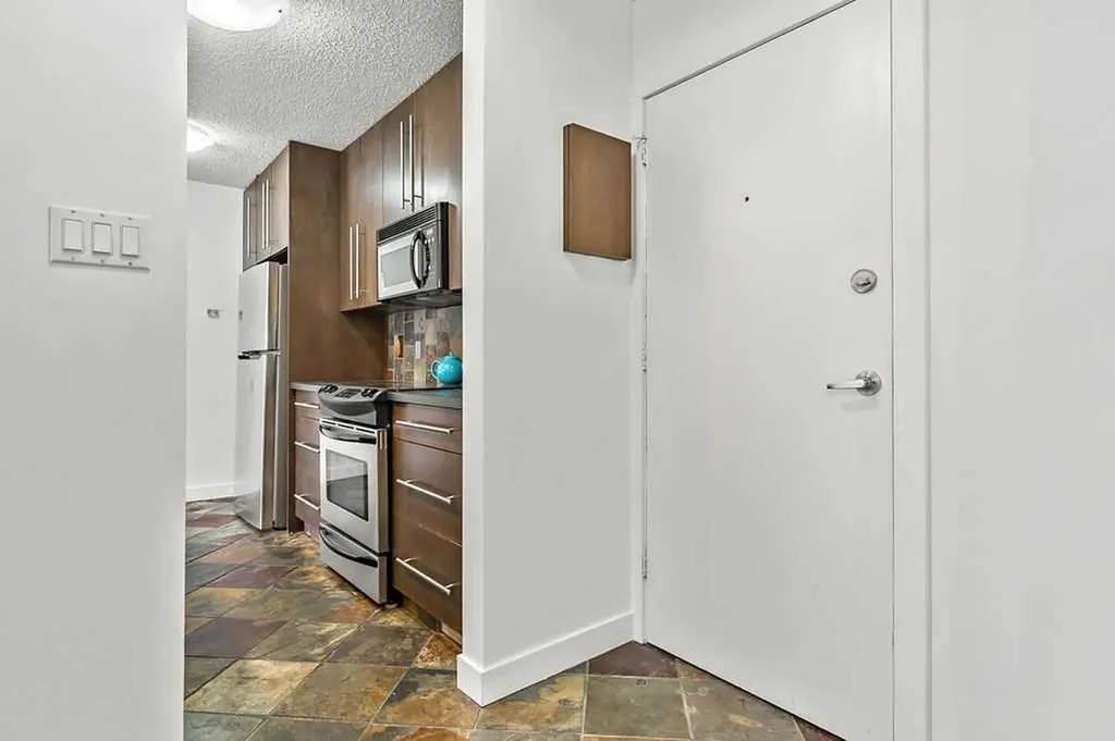 2220 16a Street W Calgary AB T2T 4K2