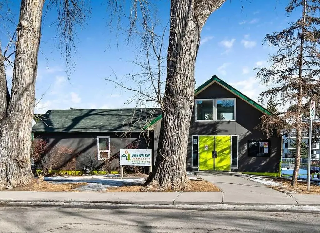 2220 16a Street W Calgary AB T2T 4K2
