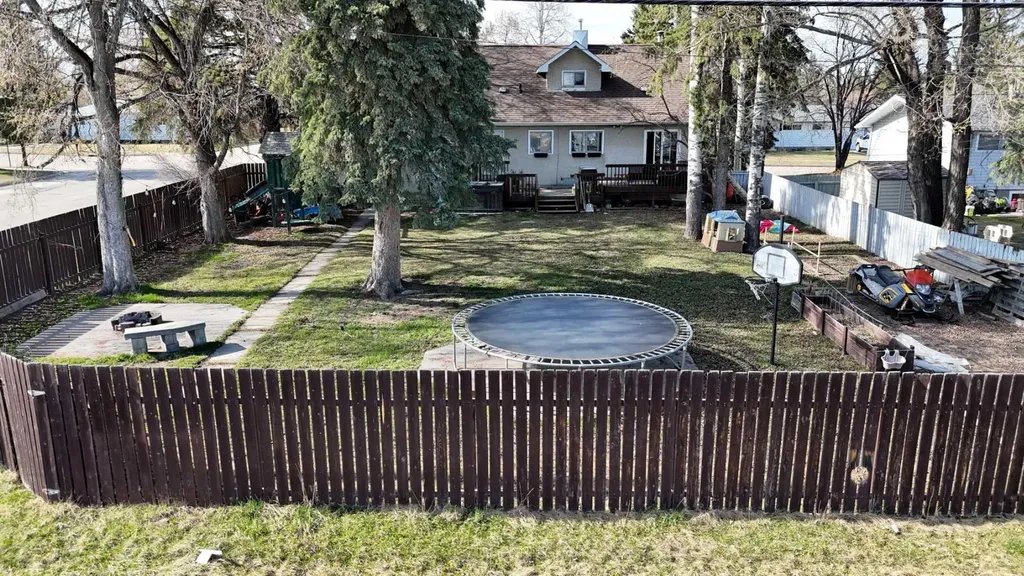 4237 5 Avenue Edson AB T7E 1A5