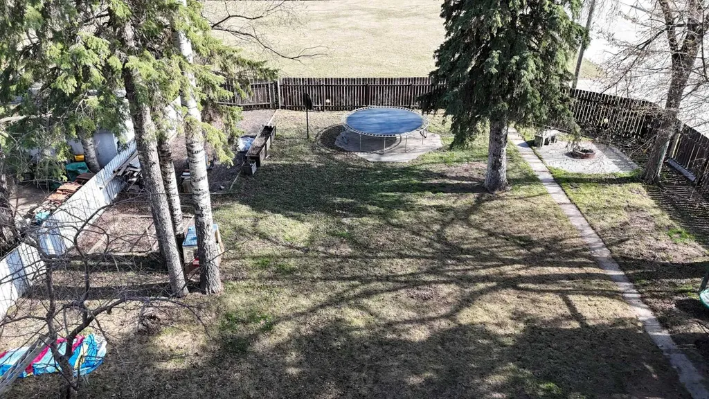 4237 5 Avenue Edson AB T7E 1A5
