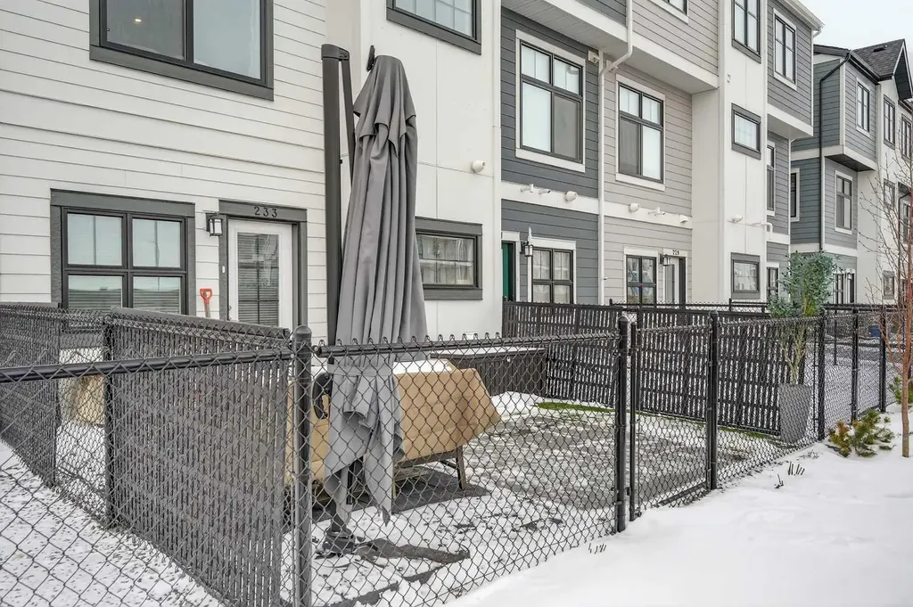 233 Les Jardins Park SE Calgary AB T2C 5V3