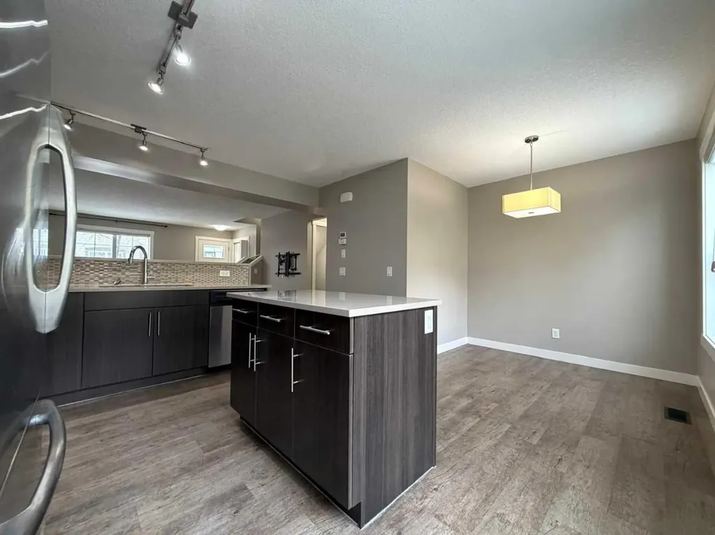 947 Mckenzie Towne Manor SE Calgary AB T2Z 1E1