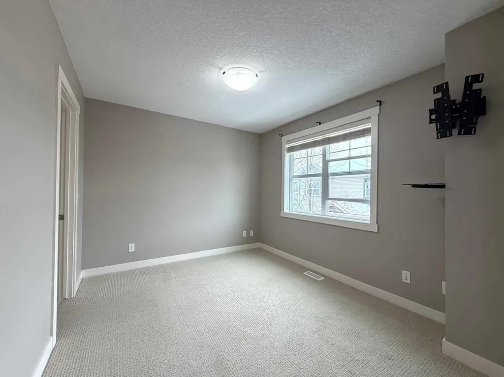 947 Mckenzie Towne Manor SE Calgary AB T2Z 1E1