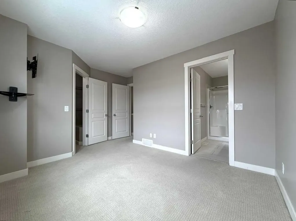 947 Mckenzie Towne Manor SE Calgary AB T2Z 1E1
