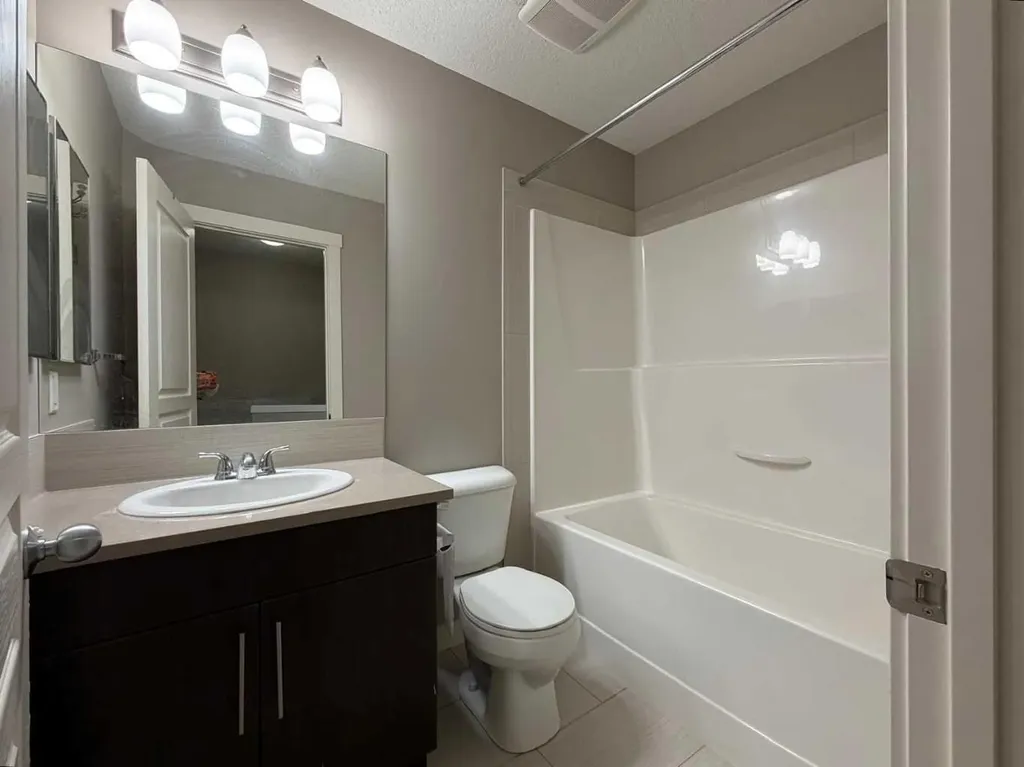 947 Mckenzie Towne Manor SE Calgary AB T2Z 1E1
