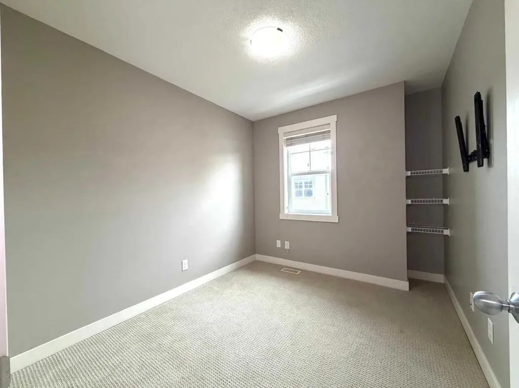 947 Mckenzie Towne Manor SE Calgary AB T2Z 1E1