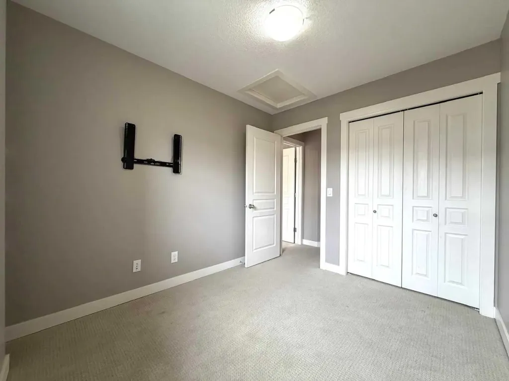 947 Mckenzie Towne Manor SE Calgary AB T2Z 1E1