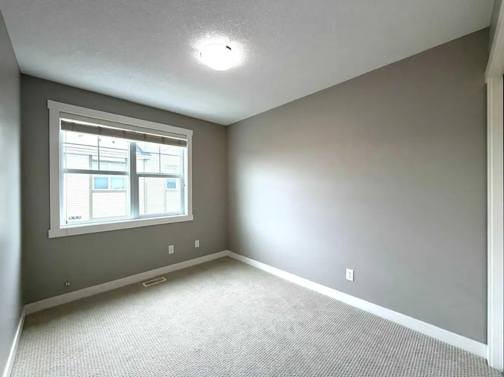 947 Mckenzie Towne Manor SE Calgary AB T2Z 1E1