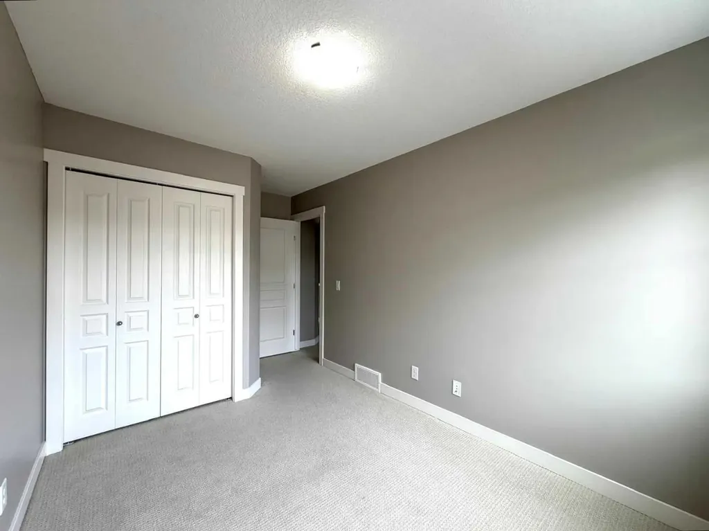 947 Mckenzie Towne Manor SE Calgary AB T2Z 1E1