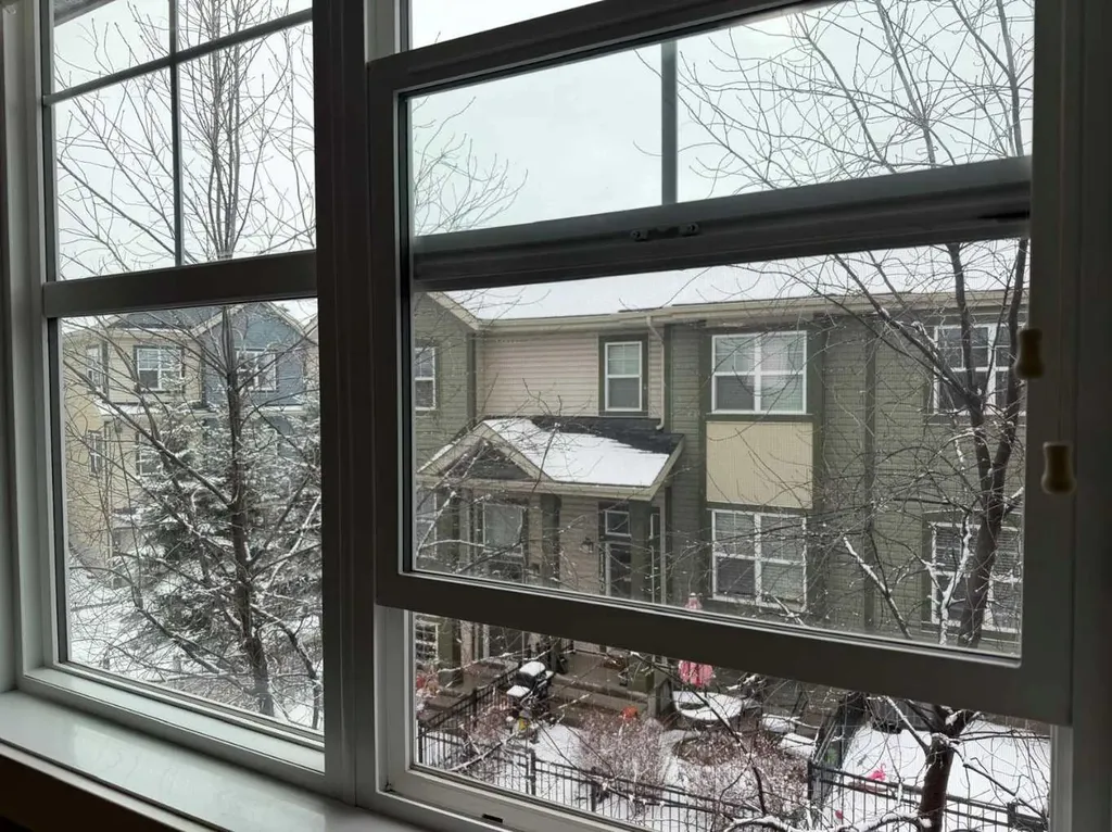 947 Mckenzie Towne Manor SE Calgary AB T2Z 1E1