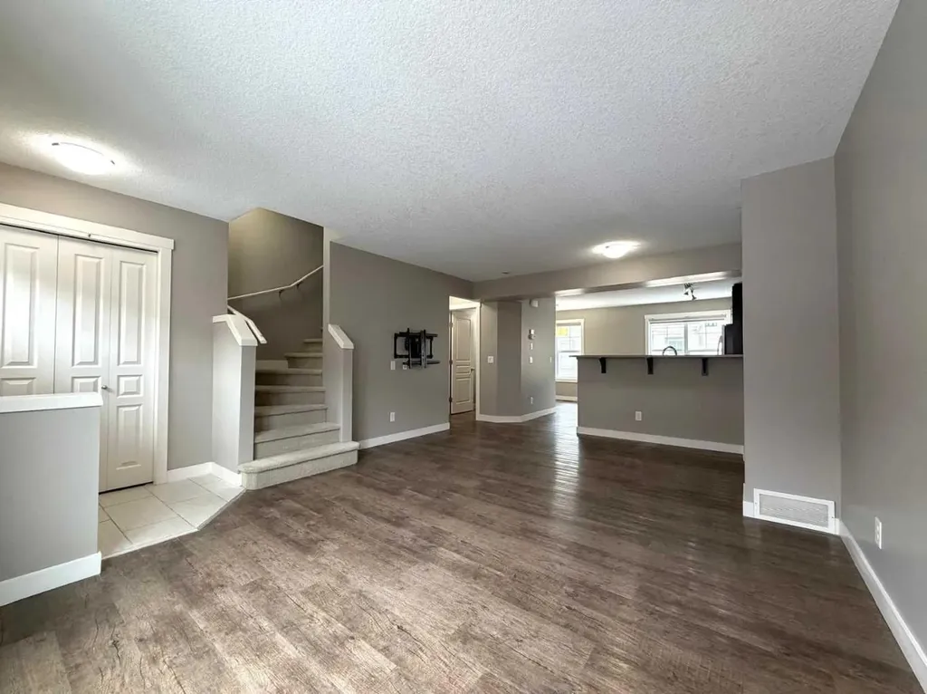 947 Mckenzie Towne Manor SE Calgary AB T2Z 1E1