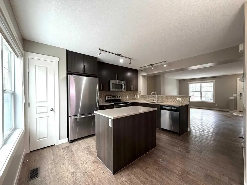 947 Mckenzie Towne Manor SE Calgary AB T2Z 1E1