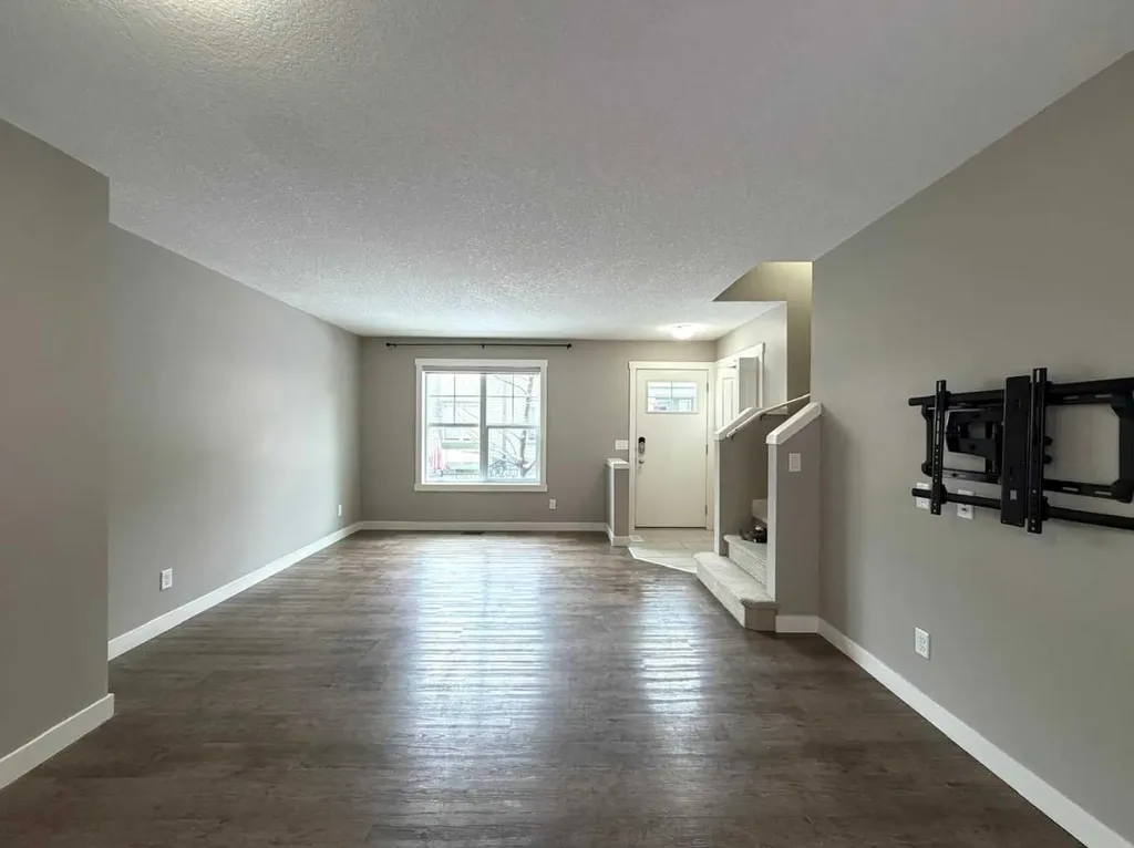 947 Mckenzie Towne Manor SE Calgary AB T2Z 1E1