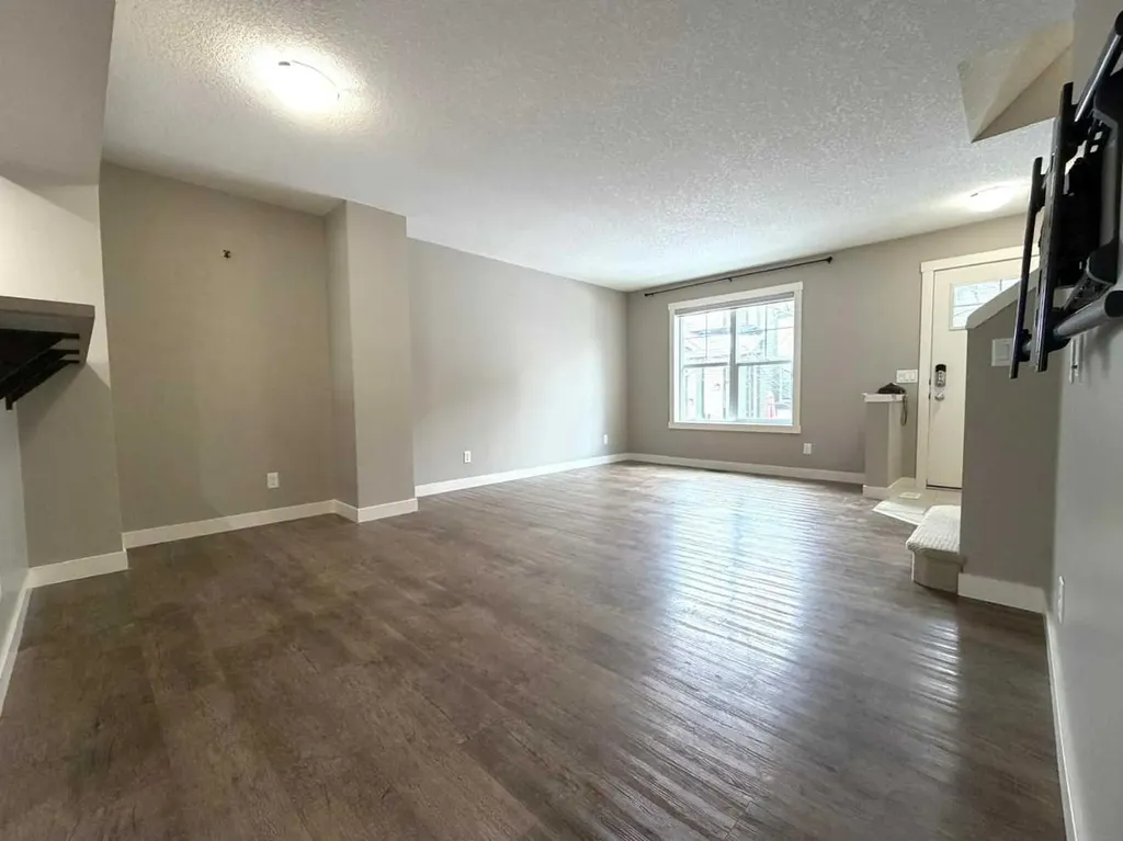 947 Mckenzie Towne Manor SE Calgary AB T2Z 1E1