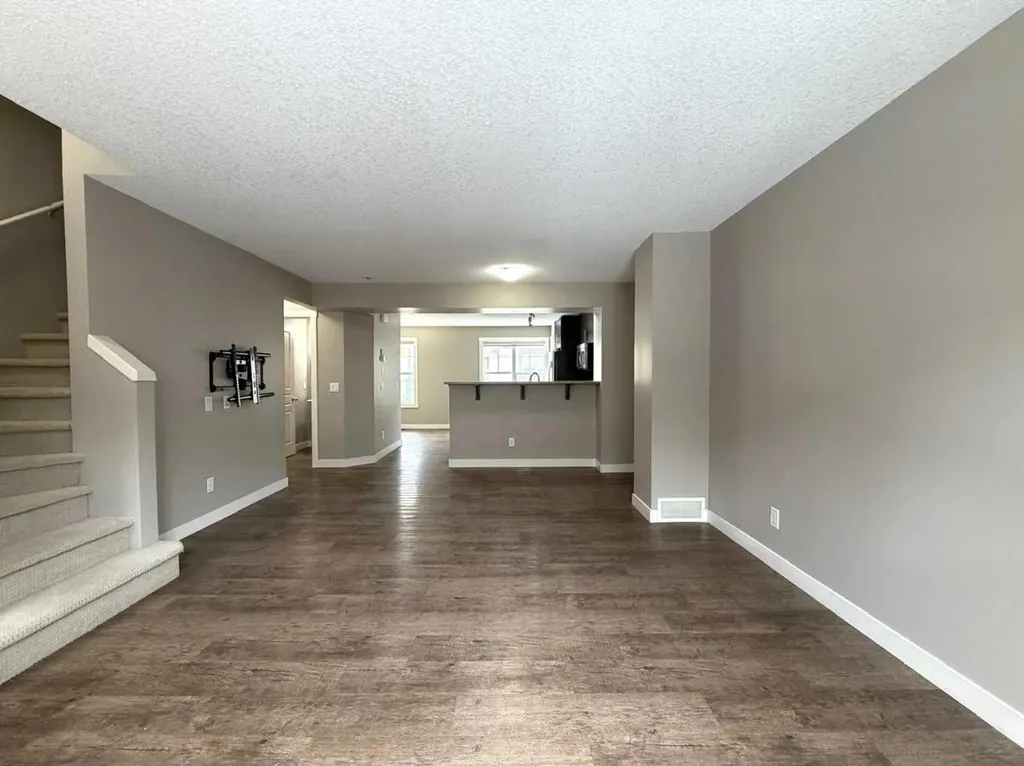 947 Mckenzie Towne Manor SE Calgary AB T2Z 1E1