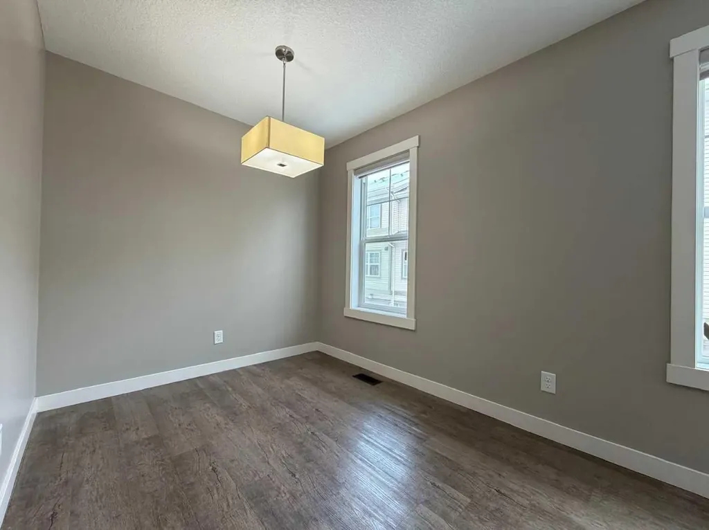 947 Mckenzie Towne Manor SE Calgary AB T2Z 1E1