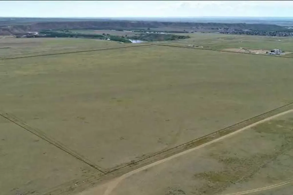 On 11 Avenue NE Medicine Hat AB T1A 7G2