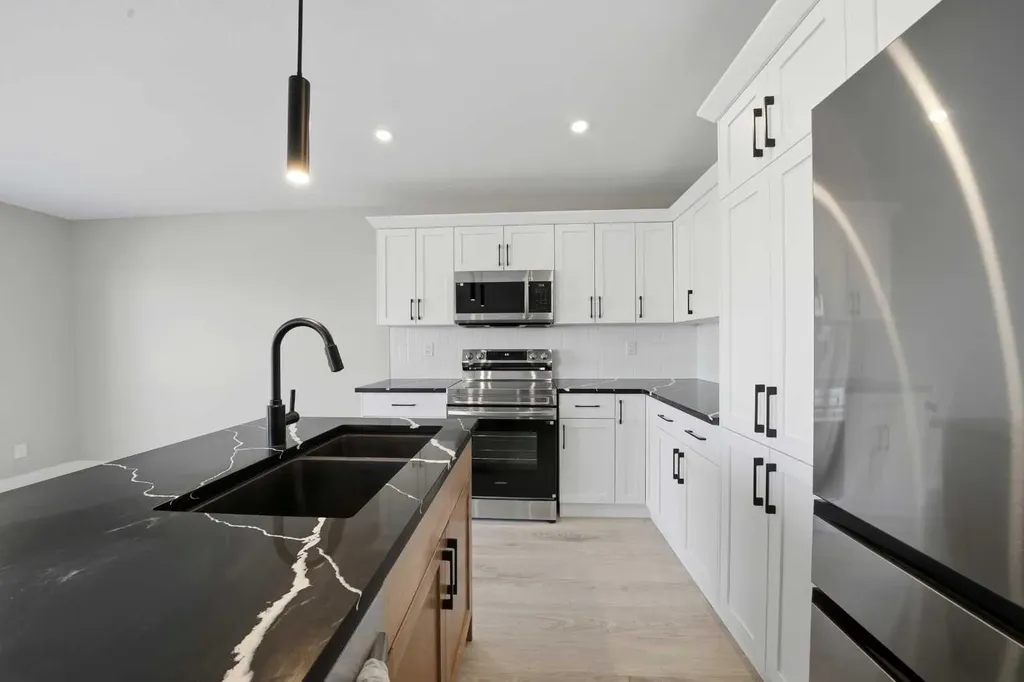 125 Hampton Crescent Sylvan Lake AB T4S 1S8