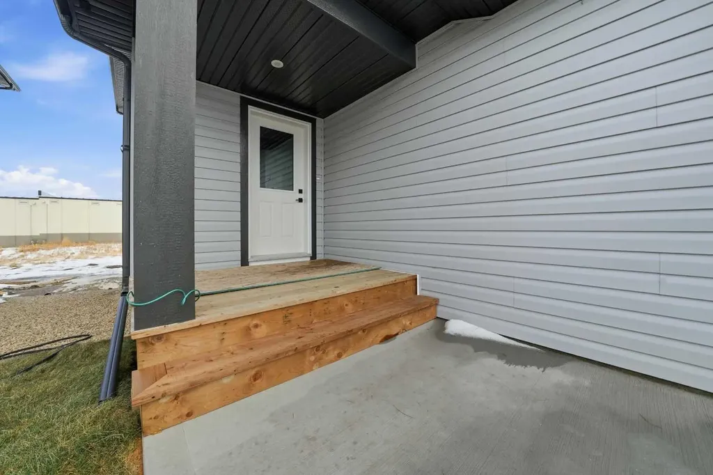 125 Hampton Crescent Sylvan Lake AB T4S 1S8