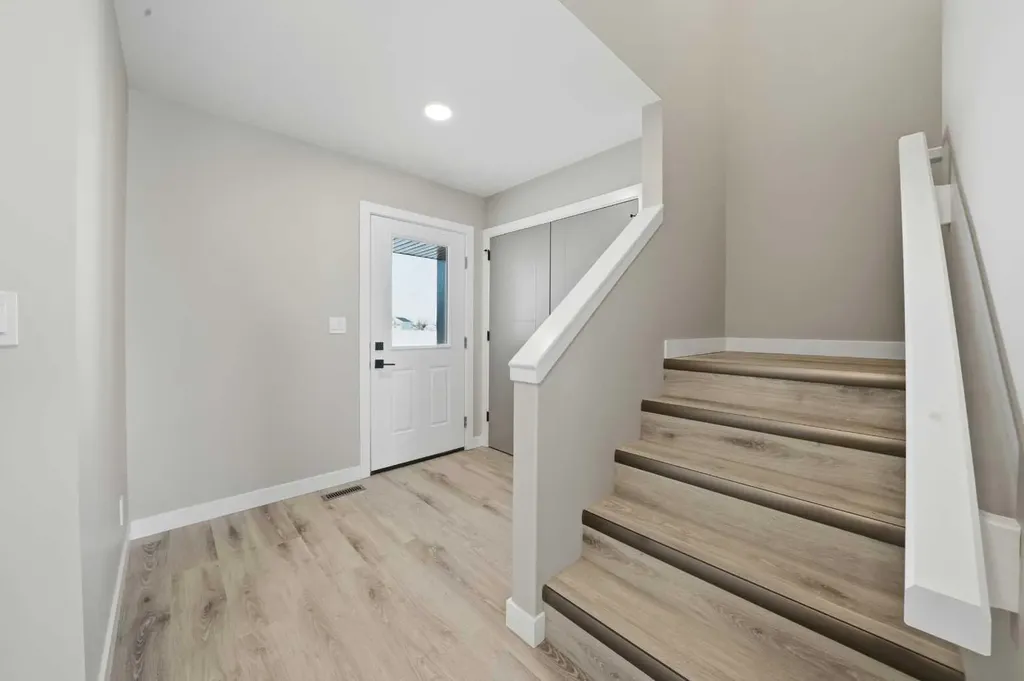 125 Hampton Crescent Sylvan Lake AB T4S 1S8